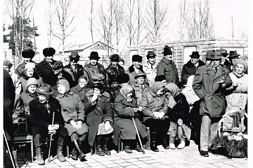 Фотография черно-белая Ветераны ВОВ п. Березово у мемориала Победы