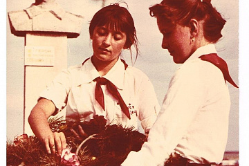 Березово. Возложение цветов к памятнику Г.Е.Собянина.