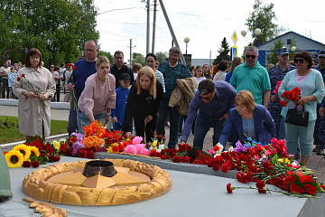 Возложение цветов к Вечному огню и стелам мемориала 2024 год