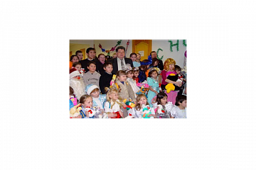Николай Николаевич Кисляченко с детьми на новогоднем утреннике. 2003 год. (фотография из семейного архива)