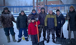Сегодня в Березово прошел субботник на территориях детских площадок