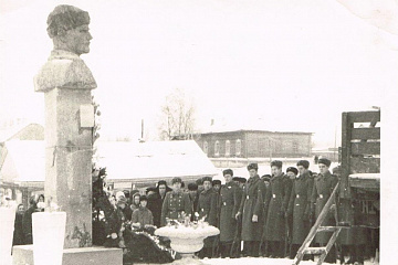 У памятника герою Советского Союза Гавриилу Епифановичу Собянину в Березово